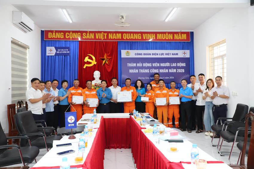 Ấm lòng dòng điện mùa hạ: Công đoàn Điện lực Việt Nam thăm, động viên người lao động Điện lực Hương Sơn 3