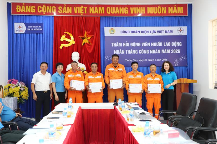 Ấm lòng dòng điện mùa hạ: Công đoàn Điện lực Việt Nam thăm, động viên người lao động Điện lực Hương Sơn 4