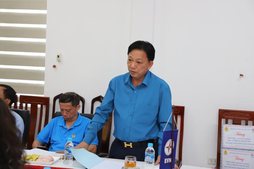 Ấm lòng dòng điện mùa hạ: Công đoàn Điện lực Việt Nam thăm, động viên người lao động Điện lực Hương Sơn 8