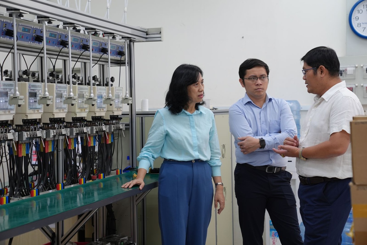 Bà Đỗ Thị Xuân Chi thăm cán bộ hưu trí và chúc tết Công ty Thí nghiệm Điện lực 10