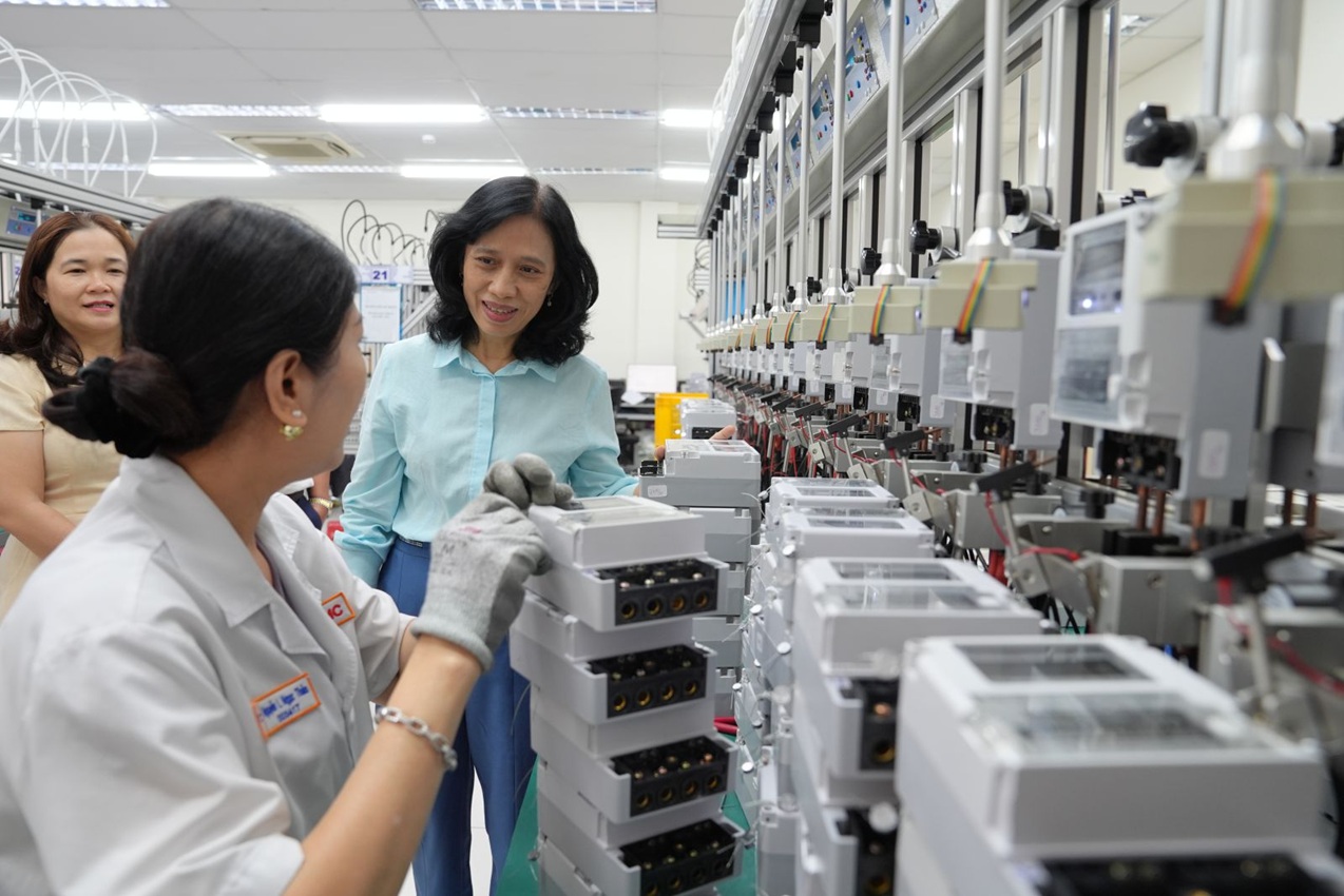 Bà Đỗ Thị Xuân Chi thăm cán bộ hưu trí và chúc tết Công ty Thí nghiệm Điện lực 11