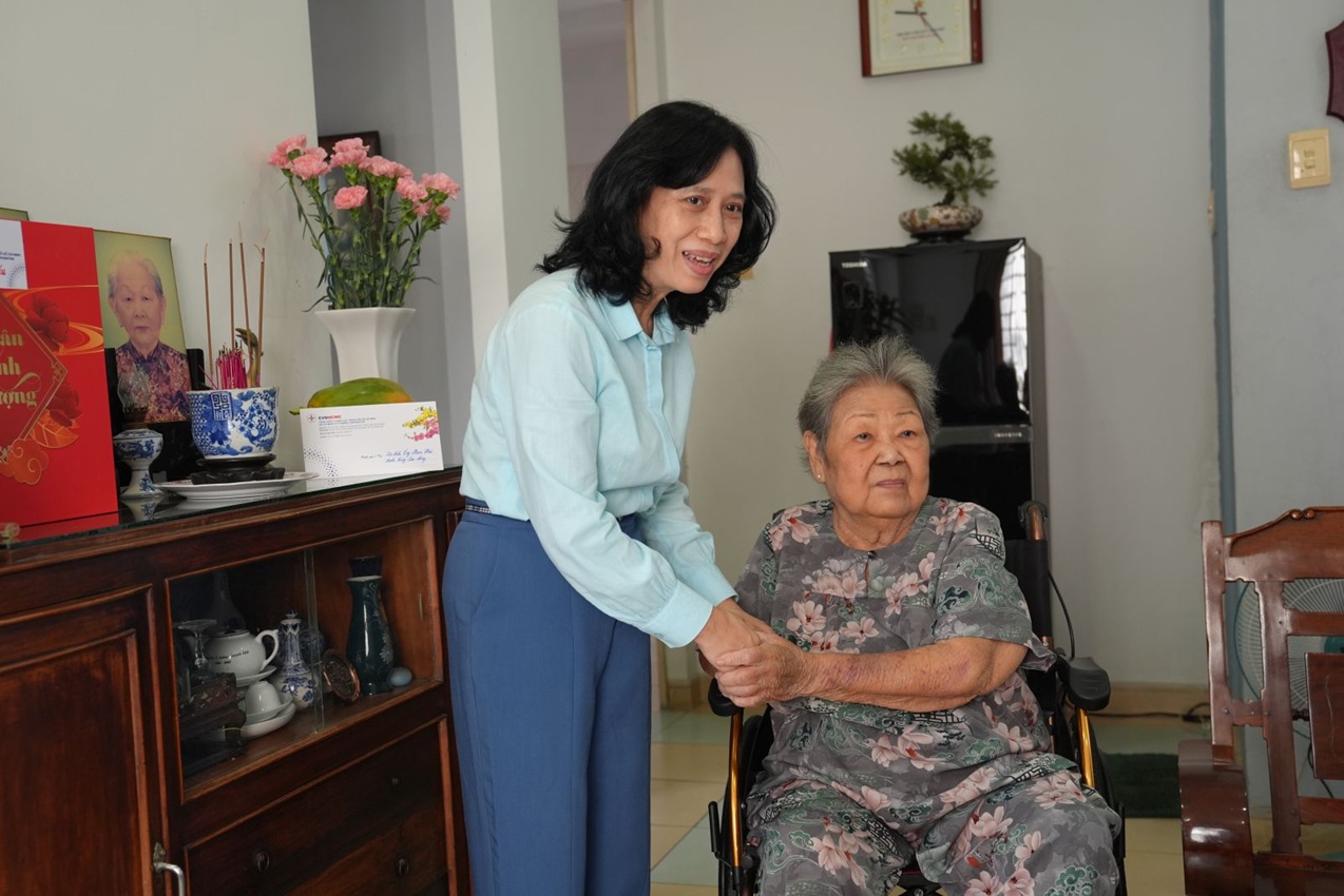 Bà Đỗ Thị Xuân Chi thăm cán bộ hưu trí và chúc tết Công ty Thí nghiệm Điện lực 2