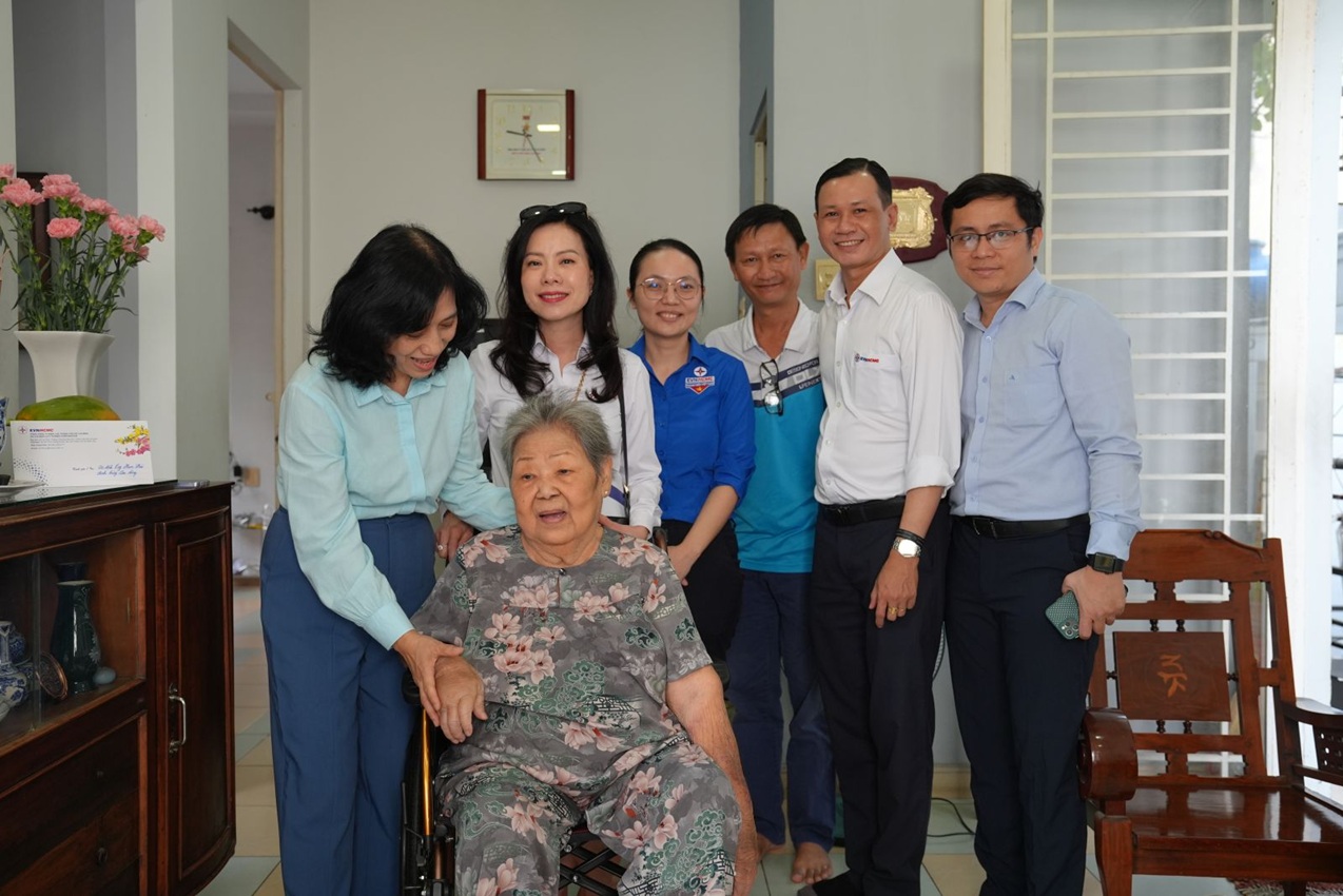 Bà Đỗ Thị Xuân Chi thăm cán bộ hưu trí và chúc tết Công ty Thí nghiệm Điện lực 3