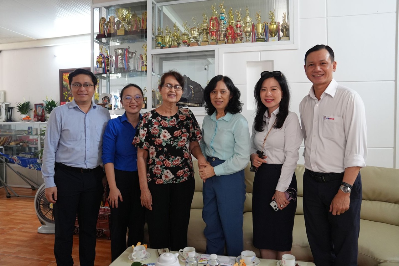 Bà Đỗ Thị Xuân Chi thăm cán bộ hưu trí và chúc tết Công ty Thí nghiệm Điện lực 5