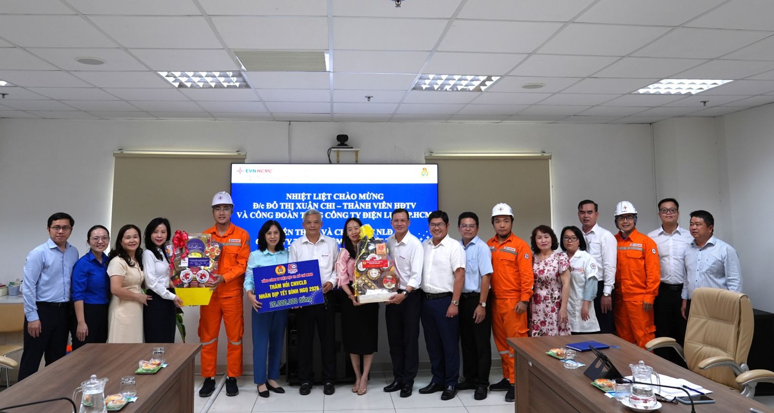 Bà Đỗ Thị Xuân Chi thăm cán bộ hưu trí và chúc tết Công ty Thí nghiệm Điện lực 6