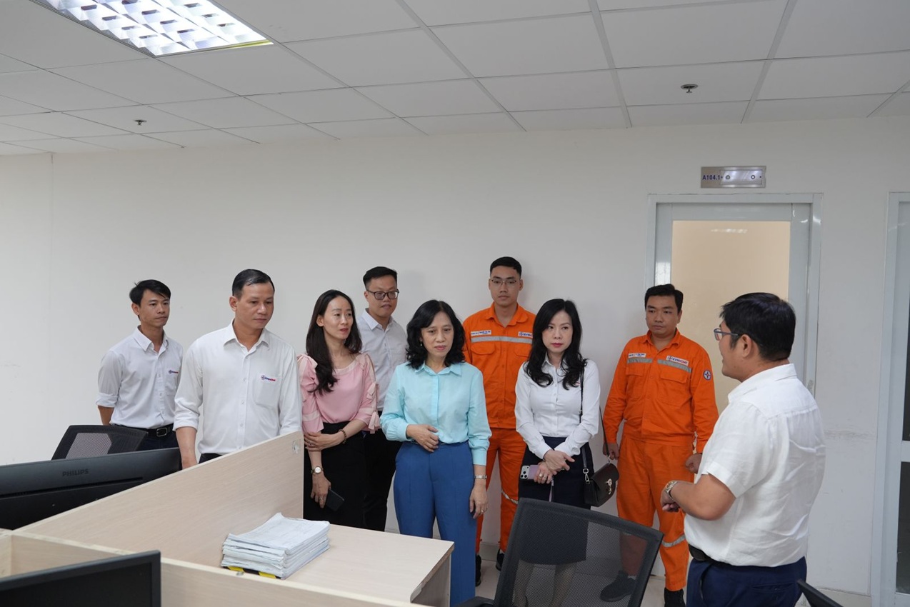 Bà Đỗ Thị Xuân Chi thăm cán bộ hưu trí và chúc tết Công ty Thí nghiệm Điện lực 7