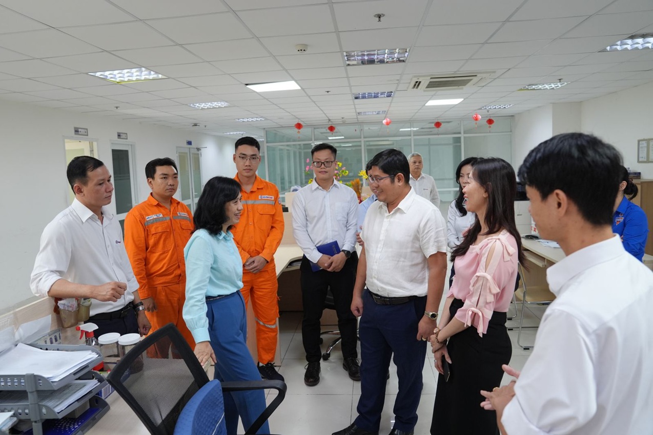 Bà Đỗ Thị Xuân Chi thăm cán bộ hưu trí và chúc tết Công ty Thí nghiệm Điện lực 8