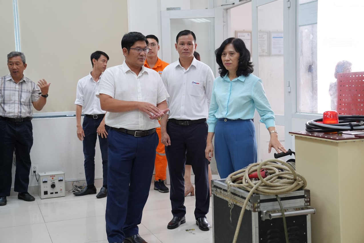 Bà Đỗ Thị Xuân Chi thăm cán bộ hưu trí và chúc tết Công ty Thí nghiệm Điện lực 9