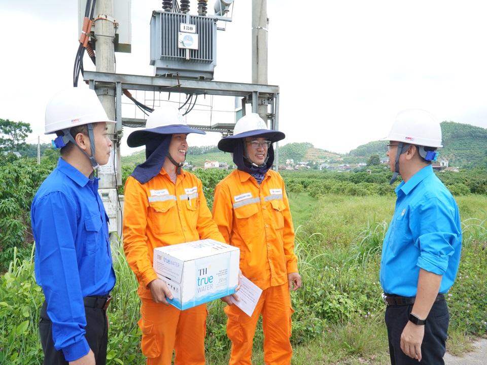 “Bóng mát” giữa mùa nắng nóng của người lao động 1