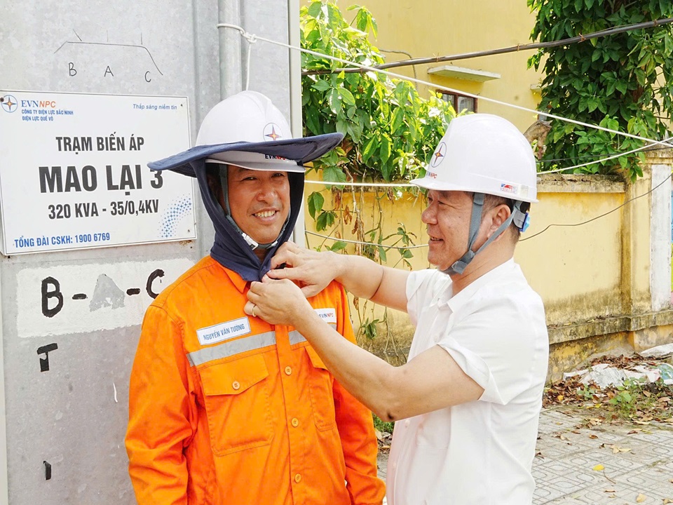 “Bóng mát” giữa mùa nắng nóng của người lao động 2
