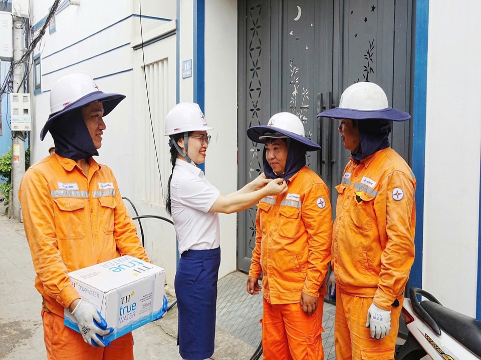 “Bóng mát” giữa mùa nắng nóng của người lao động 3