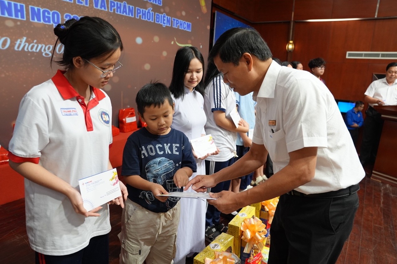 Buổi gặp mặt ấm áp đầu Xuân của EVNHCMC với các em học sinh có hoàn cảnh khó khăn 2