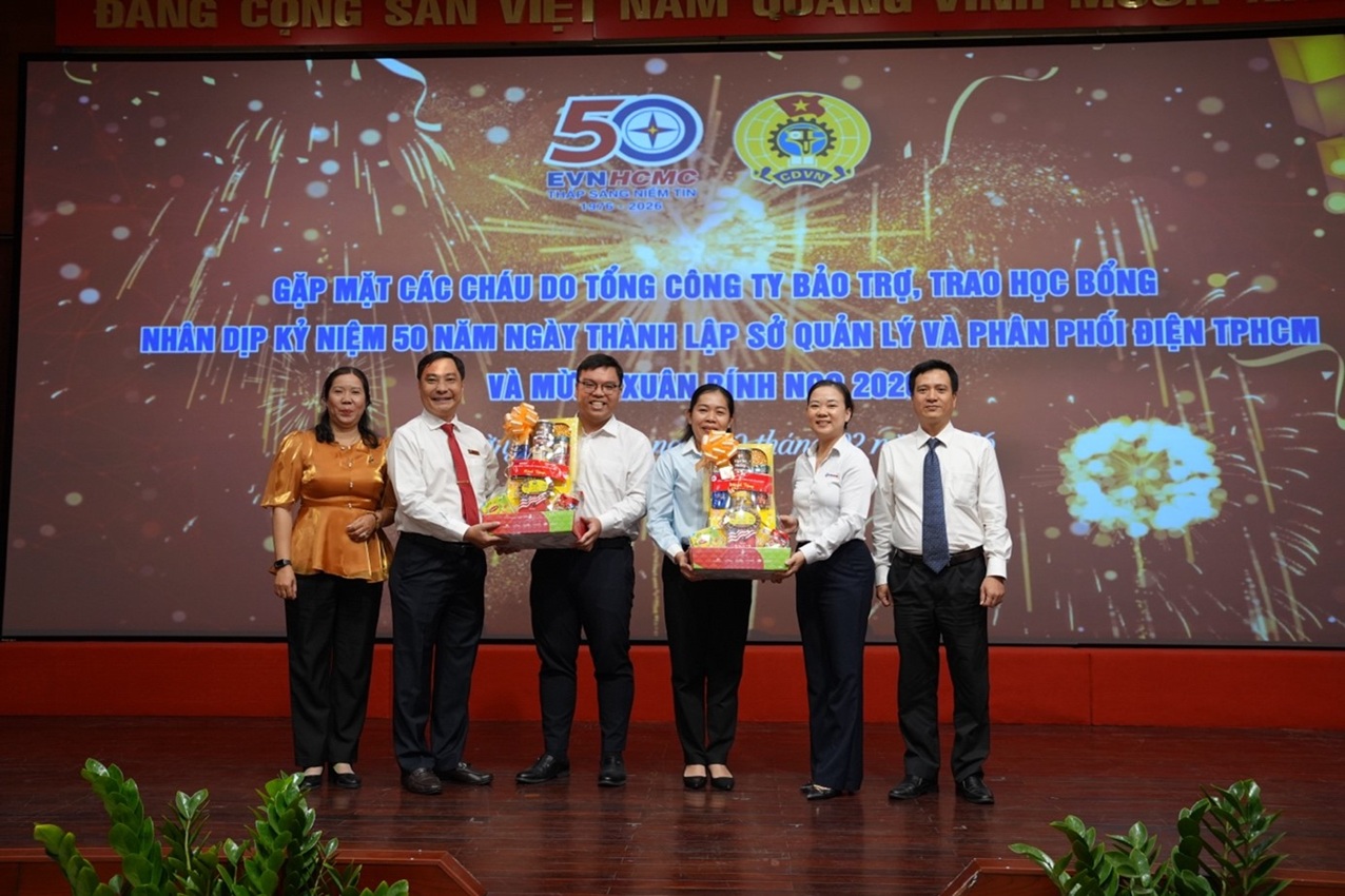 Buổi gặp mặt ấm áp đầu Xuân của EVNHCMC với các em học sinh có hoàn cảnh khó khăn 4