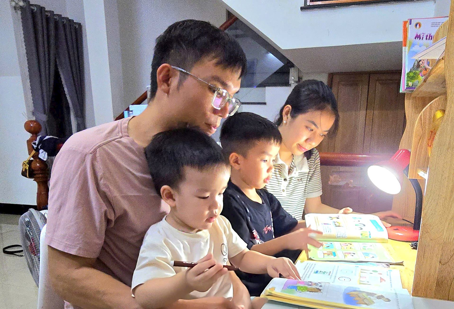 Câu chuyện của một người “lính truyền tải” giữ dòng điện giữa nắng gió  6