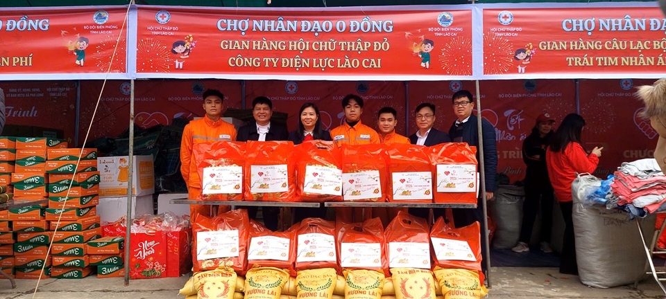 Chợ nhân đạo “0 đồng” – Công ty Điện lực Lào Cai chung tay mang Tết ấm đến đồng bào biên giới Pha Long 1