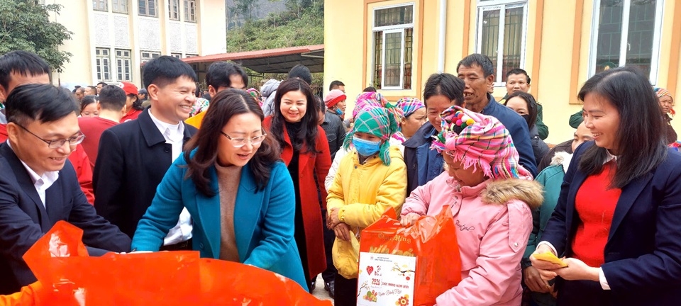Chợ nhân đạo “0 đồng” – Công ty Điện lực Lào Cai chung tay mang Tết ấm đến đồng bào biên giới Pha Long 2