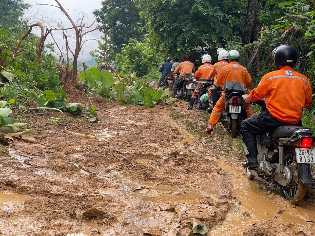 Chủ động ứng phó mưa lũ, Công ty Điện lực Sơn La nhanh chóng khôi phục cấp điện 1