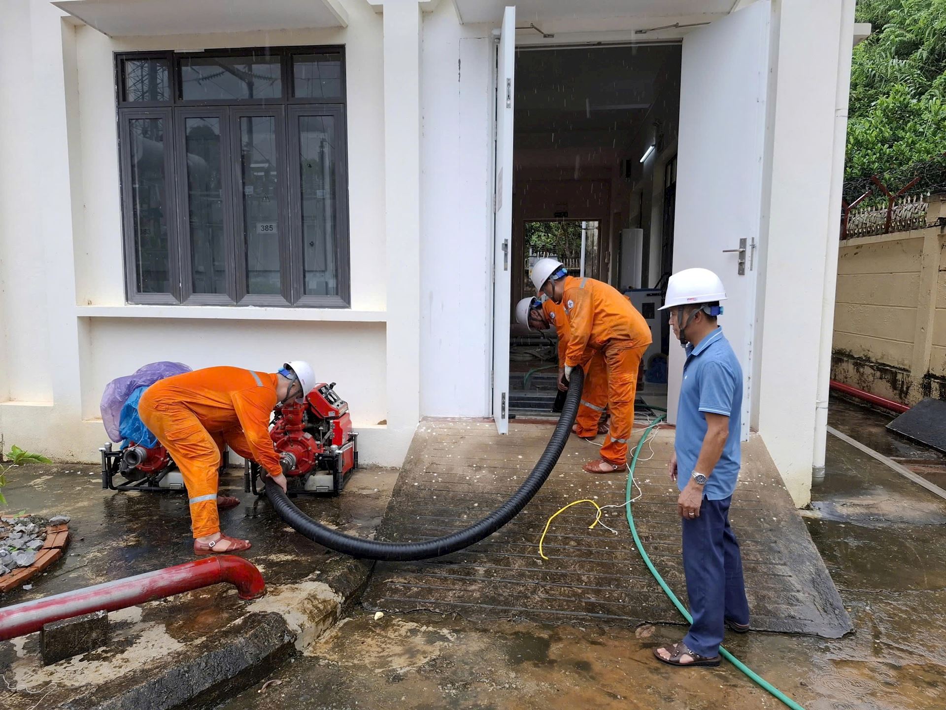 Chủ động ứng phó mưa lũ, Công ty Điện lực Sơn La nhanh chóng khôi phục cấp điện 2