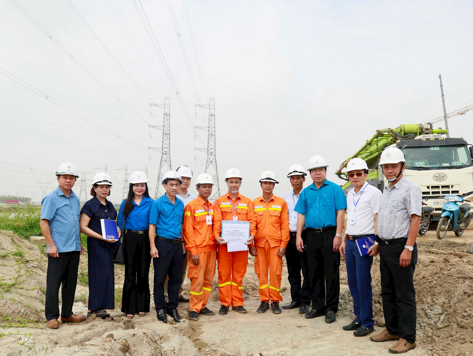 Chủ tịch Công đoàn Điện lực Việt Nam thăm, động viên người lao động Truyền tải điện 1 mùa nắng nóng 1