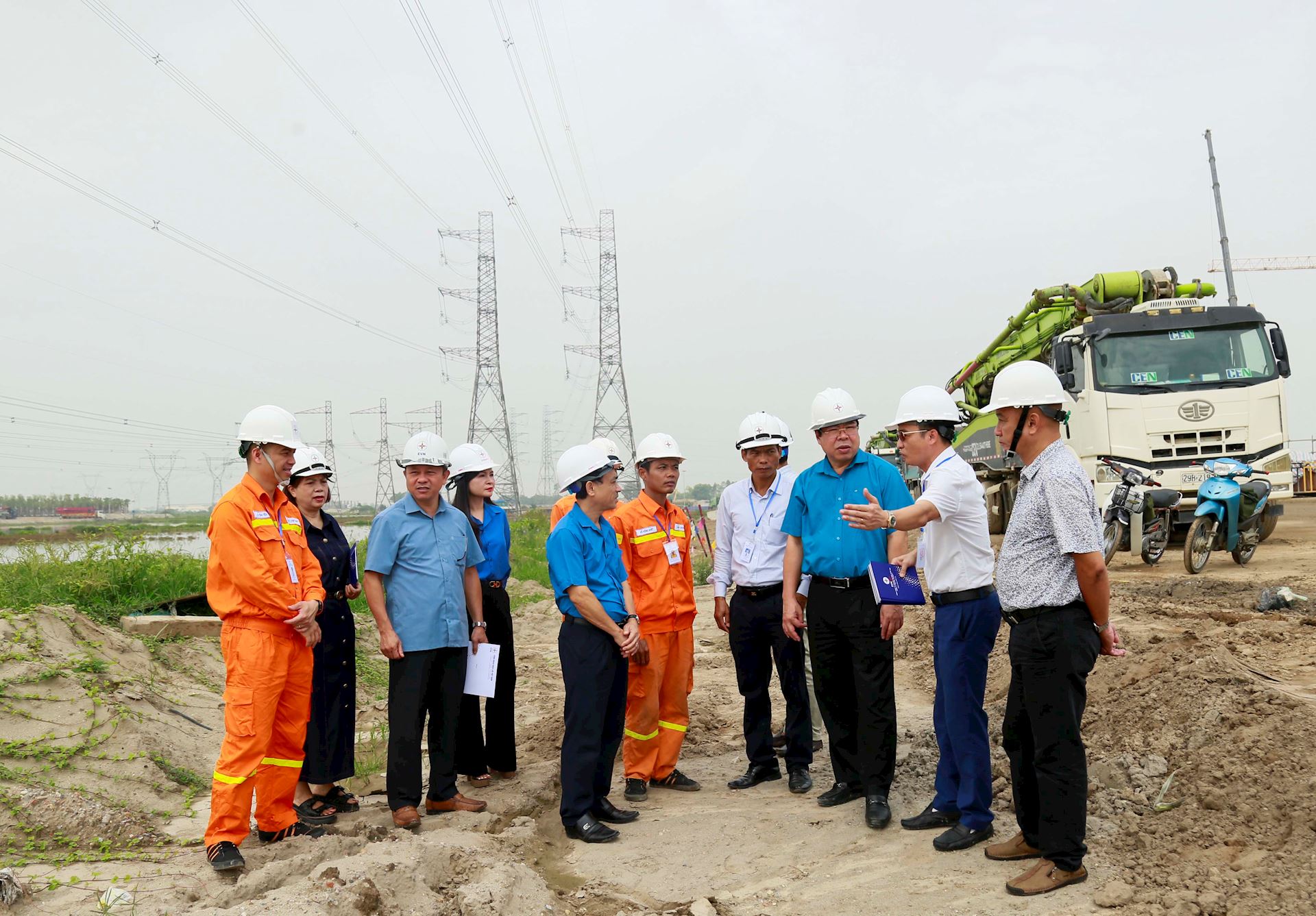 Chủ tịch Công đoàn Điện lực Việt Nam thăm, động viên người lao động Truyền tải điện 1 mùa nắng nóng