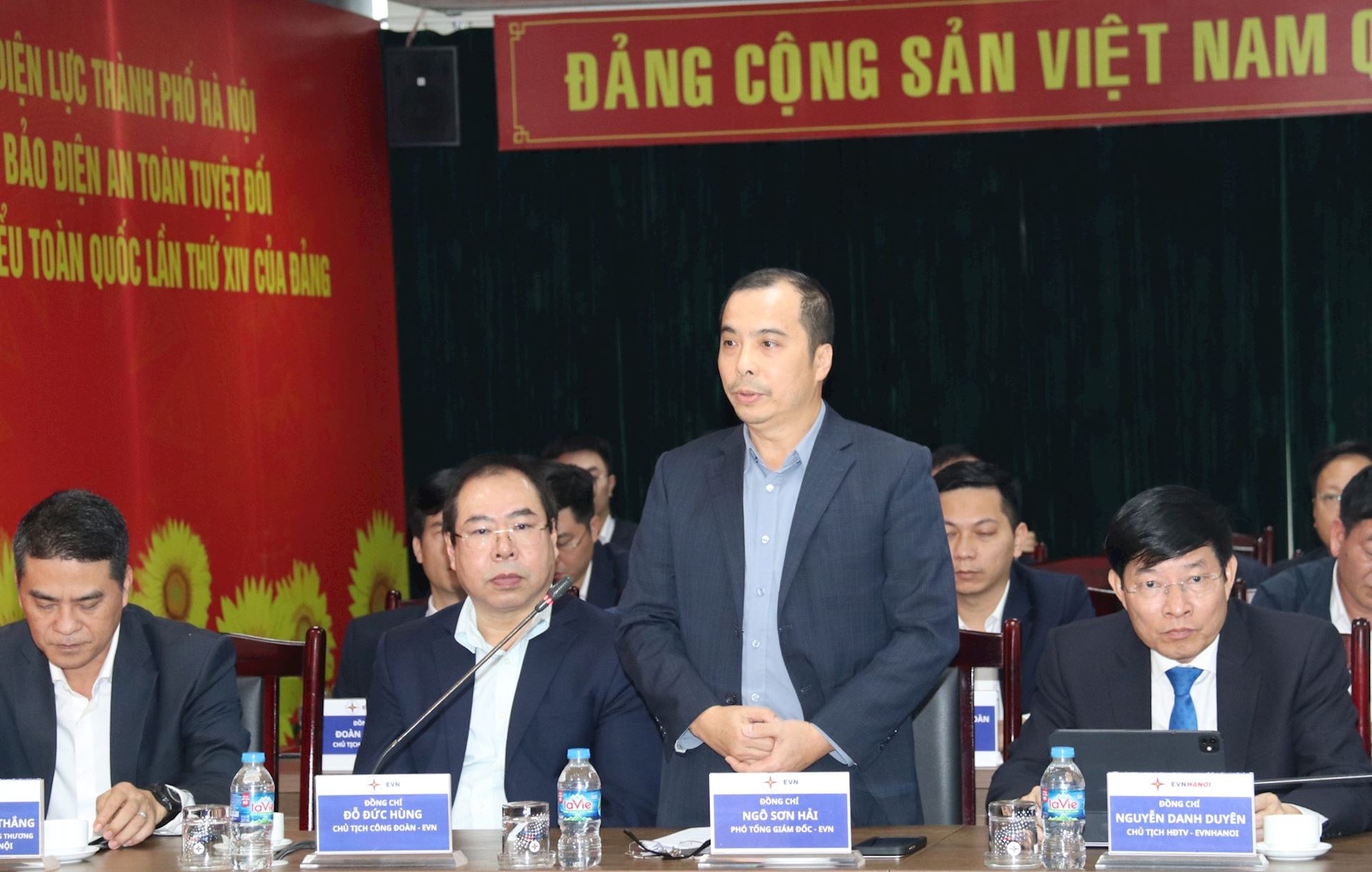 Chủ tịch Công đoàn Điện lực Việt Nam thăm, tặng quà cho CBCNV trực đảm bảo điện phục vụ Đại hội Đảng lần thứ XIV 1