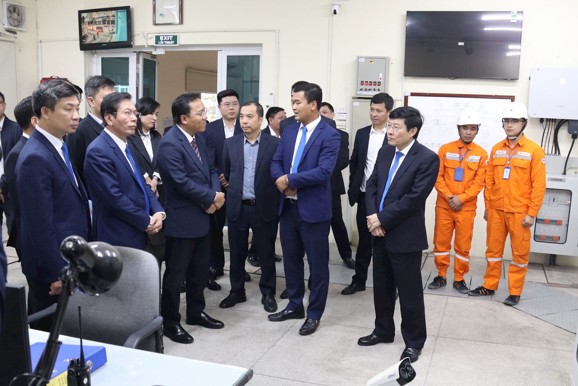 Chủ tịch Công đoàn Điện lực Việt Nam thăm, tặng quà cho CBCNV trực đảm bảo điện phục vụ Đại hội Đảng lần thứ XIV 2