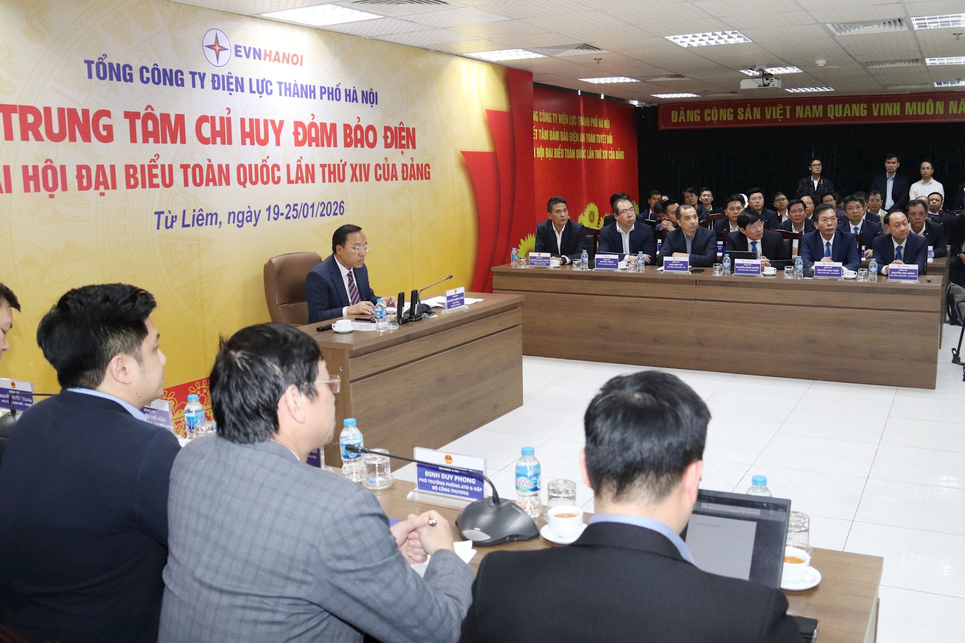 Chủ tịch Công đoàn Điện lực Việt Nam thăm, tặng quà cho CBCNV trực đảm bảo điện phục vụ Đại hội Đảng lần thứ XIV