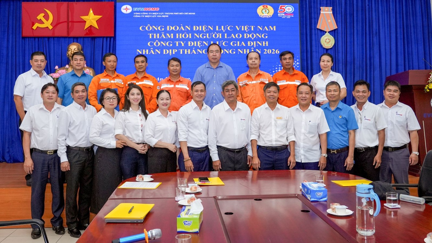 Chủ tịch Công đoàn Điện lực Việt Nam thăm và tặng quà tri ân thợ điện mùa nắng nóng 10