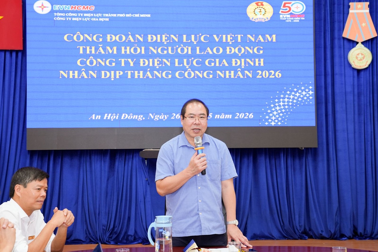 Chủ tịch Công đoàn Điện lực Việt Nam thăm và tặng quà tri ân thợ điện mùa nắng nóng 2