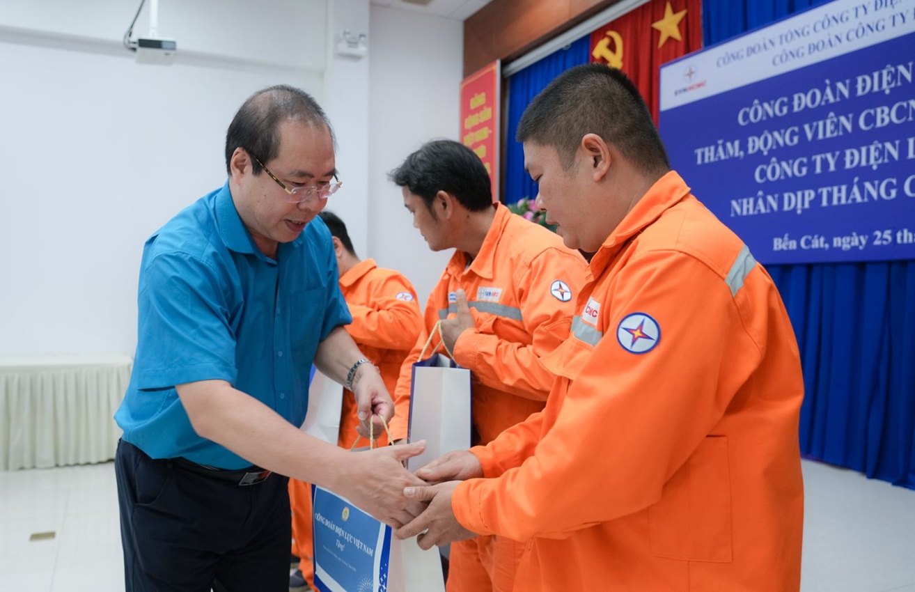 Chủ tịch Công đoàn Điện lực Việt Nam thăm và tặng quà tri ân thợ điện mùa nắng nóng 3