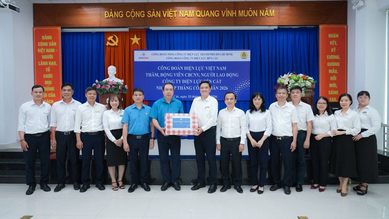 Chủ tịch Công đoàn Điện lực Việt Nam thăm và tặng quà tri ân thợ điện mùa nắng nóng 4