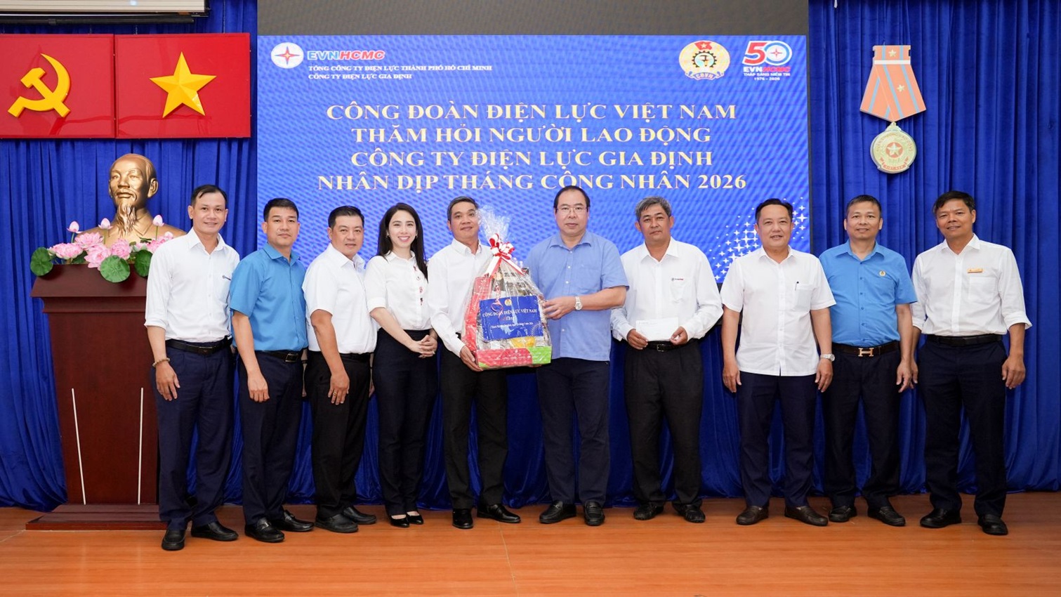Chủ tịch Công đoàn Điện lực Việt Nam thăm và tặng quà tri ân thợ điện mùa nắng nóng 5