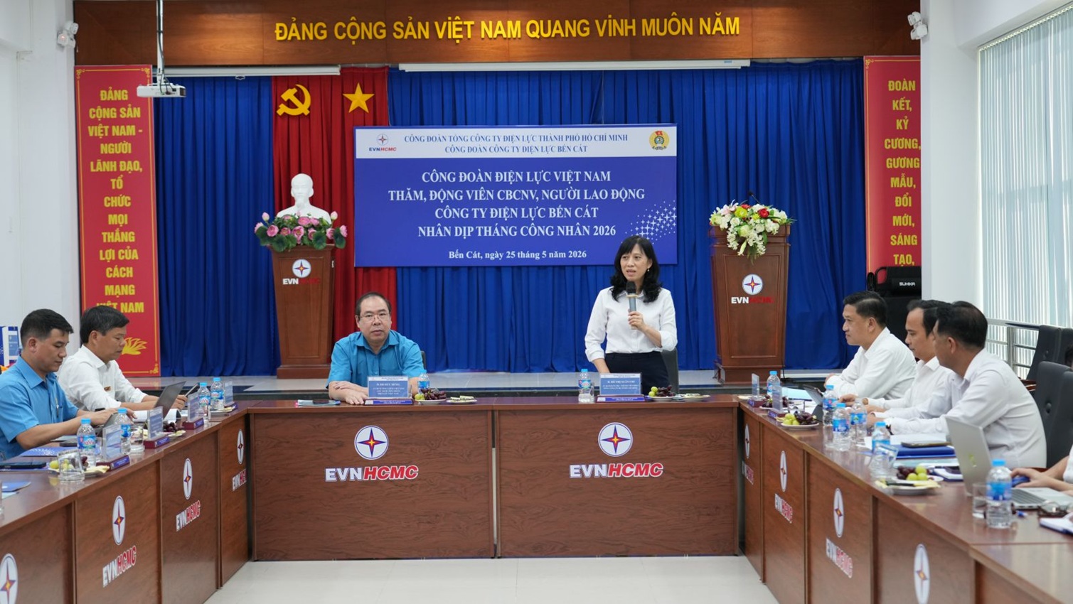 Chủ tịch Công đoàn Điện lực Việt Nam thăm và tặng quà tri ân thợ điện mùa nắng nóng 6