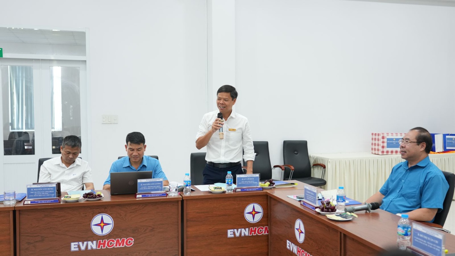 Chủ tịch Công đoàn Điện lực Việt Nam thăm và tặng quà tri ân thợ điện mùa nắng nóng 7