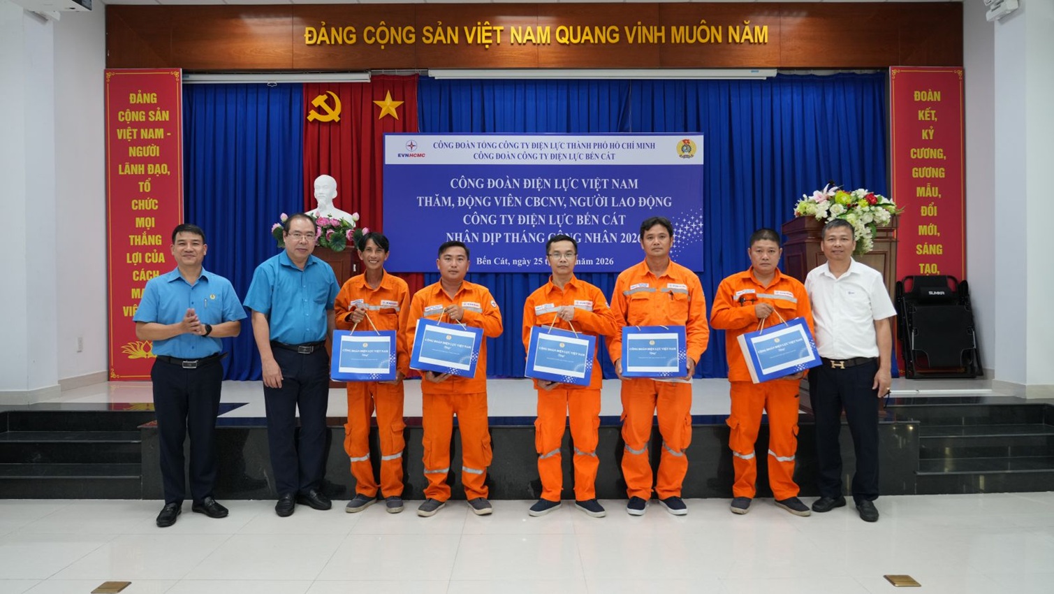 Chủ tịch Công đoàn Điện lực Việt Nam thăm và tặng quà tri ân thợ điện mùa nắng nóng 8