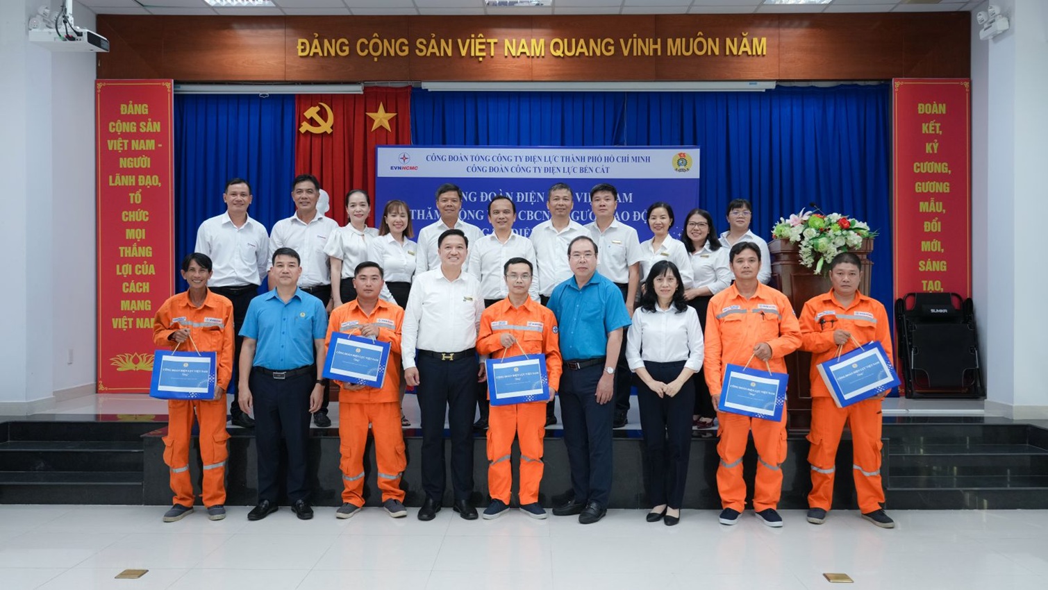 Chủ tịch Công đoàn Điện lực Việt Nam thăm và tặng quà tri ân thợ điện mùa nắng nóng 9