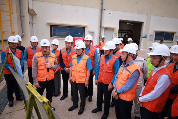 Chủ tịch Tổng LĐLĐ Việt Nam thăm, động viên người lao động tại Trung tâm Điện lực Quảng Trạch 2