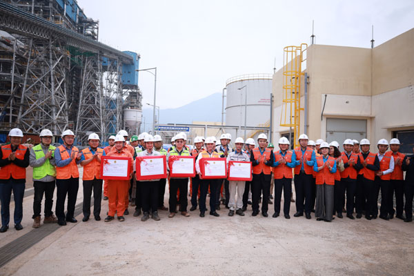 Chủ tịch Tổng LĐLĐ Việt Nam thăm, động viên người lao động tại Trung tâm Điện lực Quảng Trạch