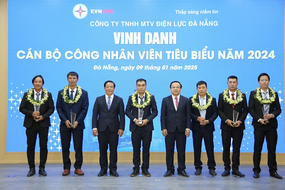 Chuyện về người thợ điện “vượt nắng, thắng mưa” 1