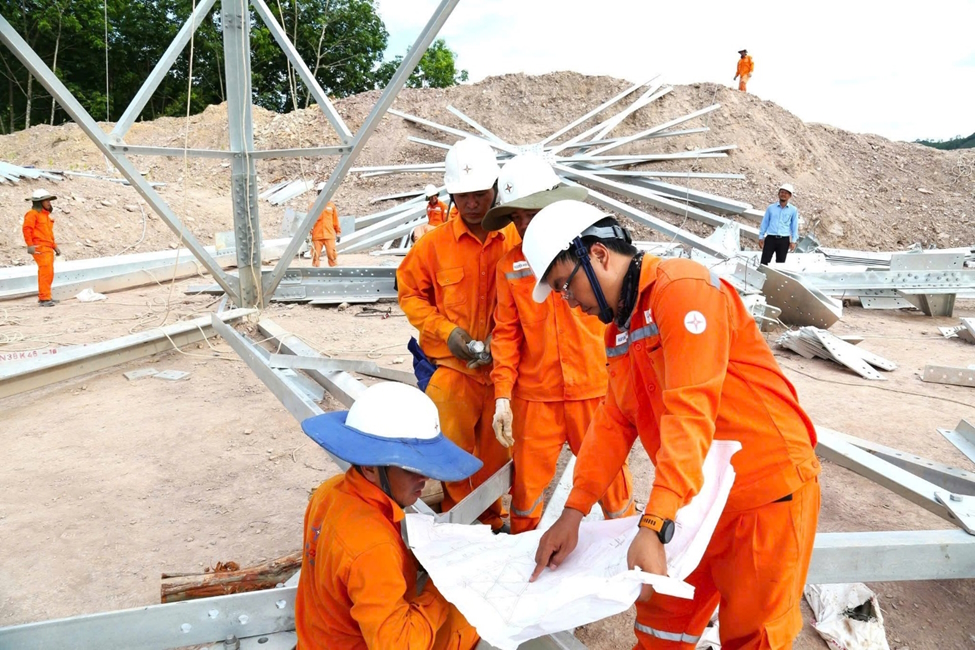 Chuyện về người thợ điện “vượt nắng, thắng mưa”