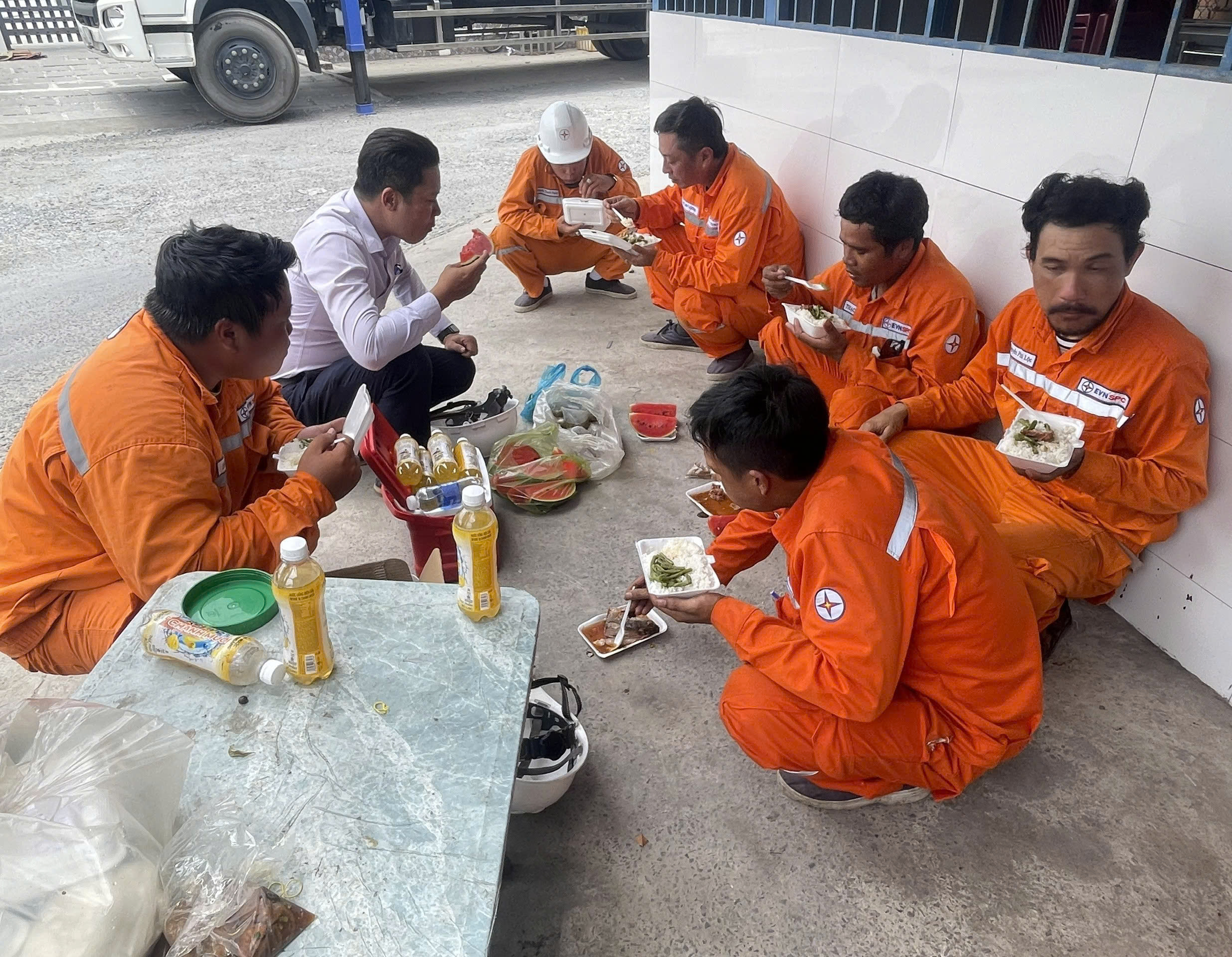 Cơm công trường – Bình thường dưới nắng nóng