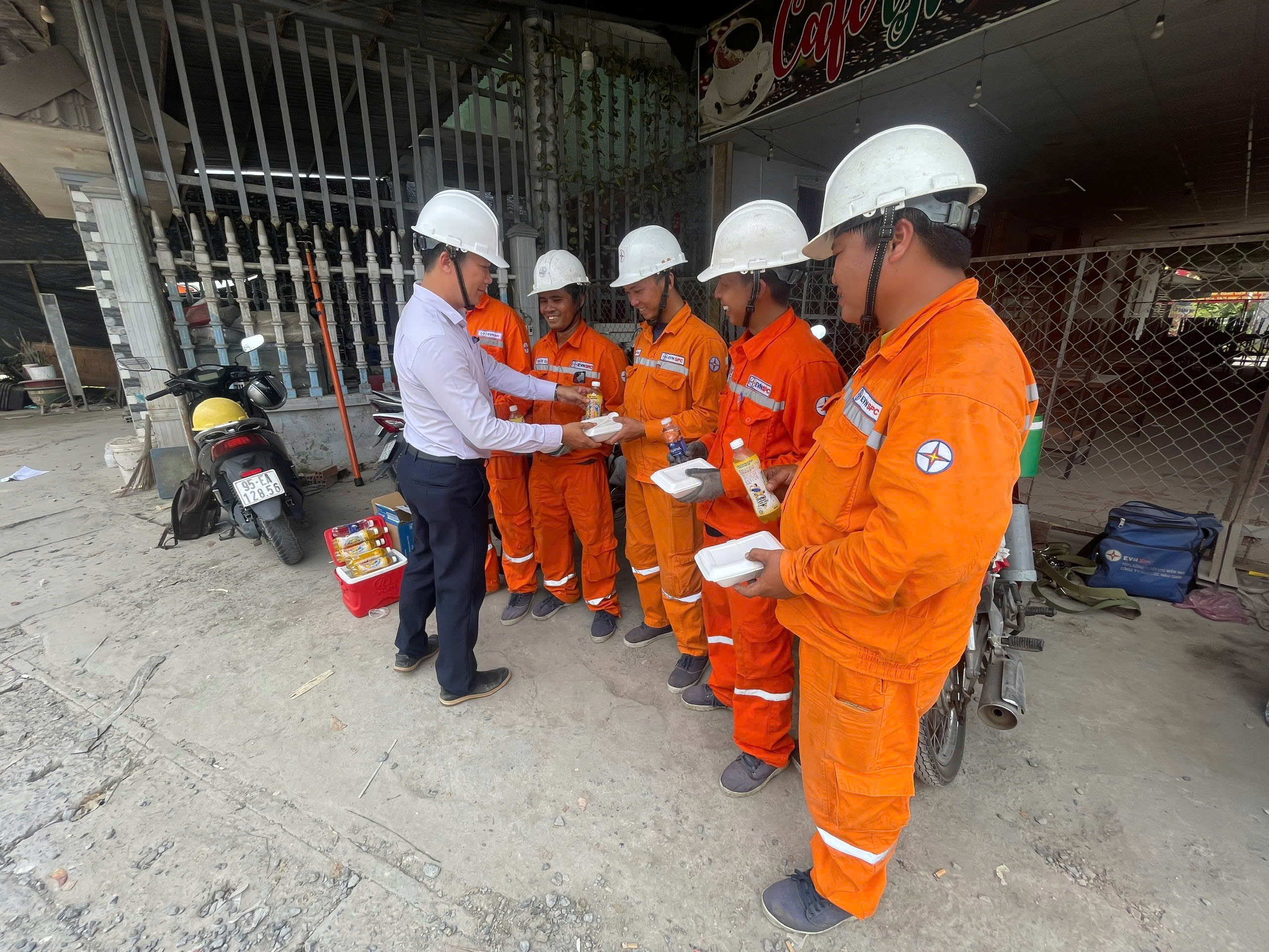 Cơm công trường – Bình thường dưới nắng nóng