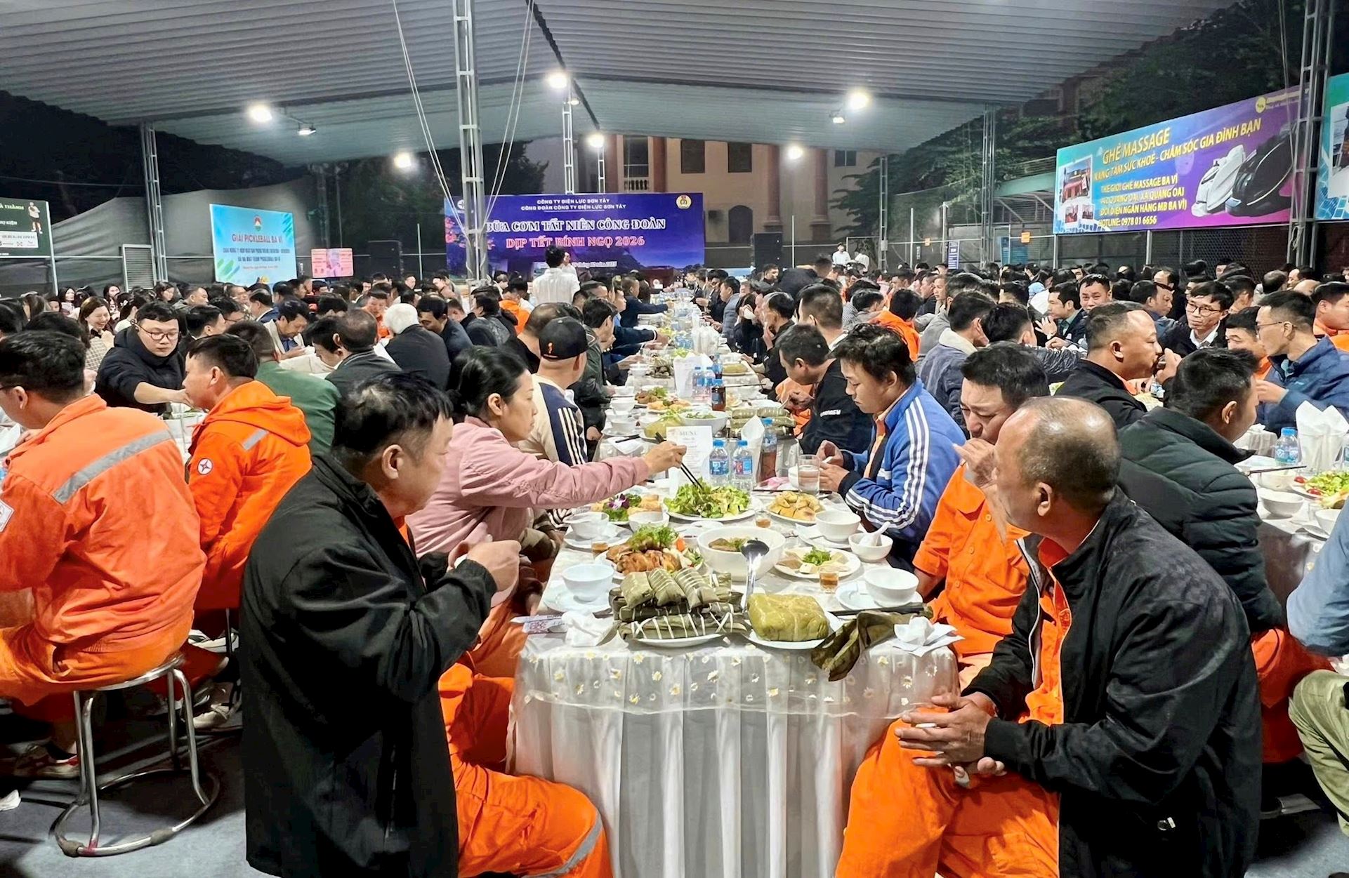 Công đoàn các đơn vị trực thuộc EVNHANOI tổ chức Bữa cơm Tất niên Công đoàn ấm áp, nghĩa tình 2