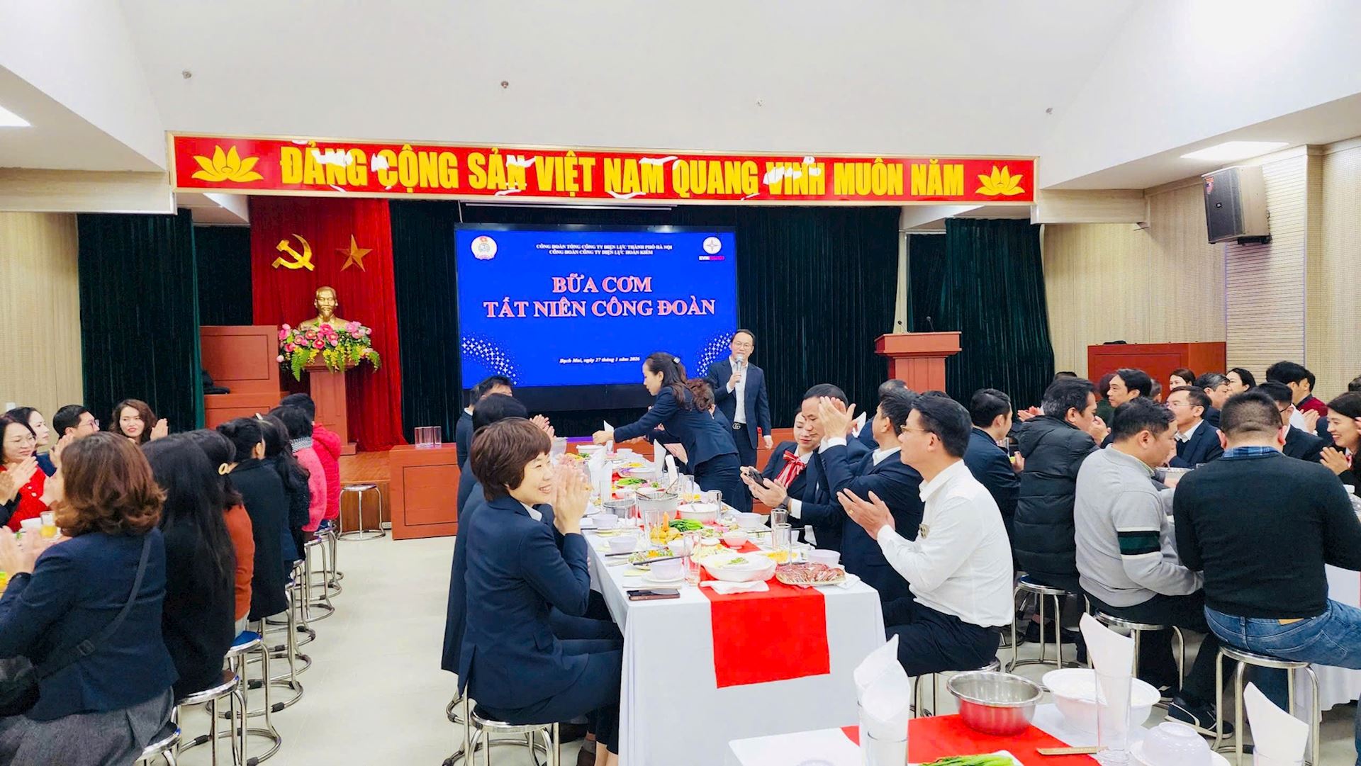 Công đoàn các đơn vị trực thuộc EVNHANOI tổ chức Bữa cơm Tất niên Công đoàn ấm áp, nghĩa tình