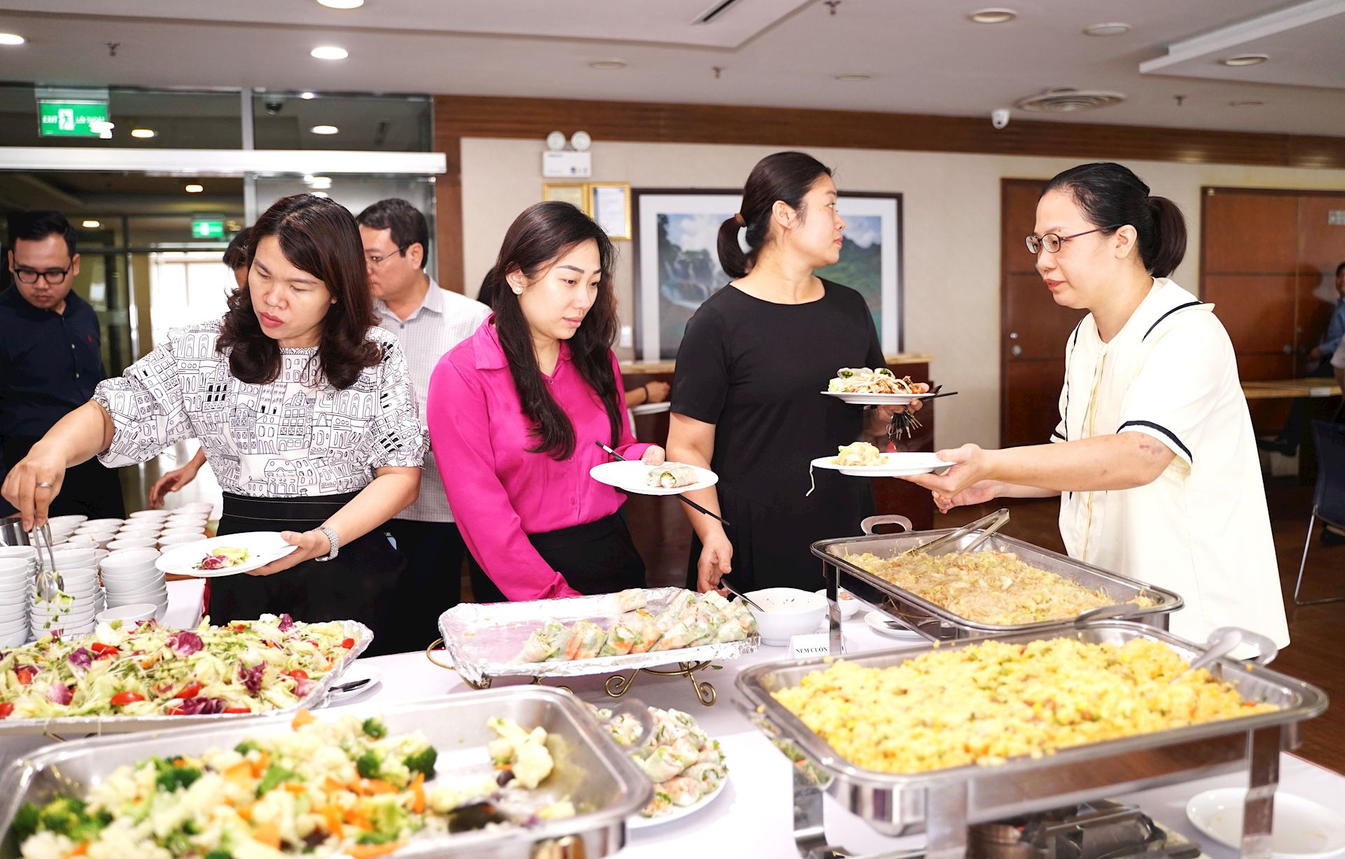 Công đoàn Cơ quan EVN tổ chức “Bữa cơm Công đoàn” nhân dịp kỷ niệm 97 năm Ngày thành lập Công đoàn Việt Nam