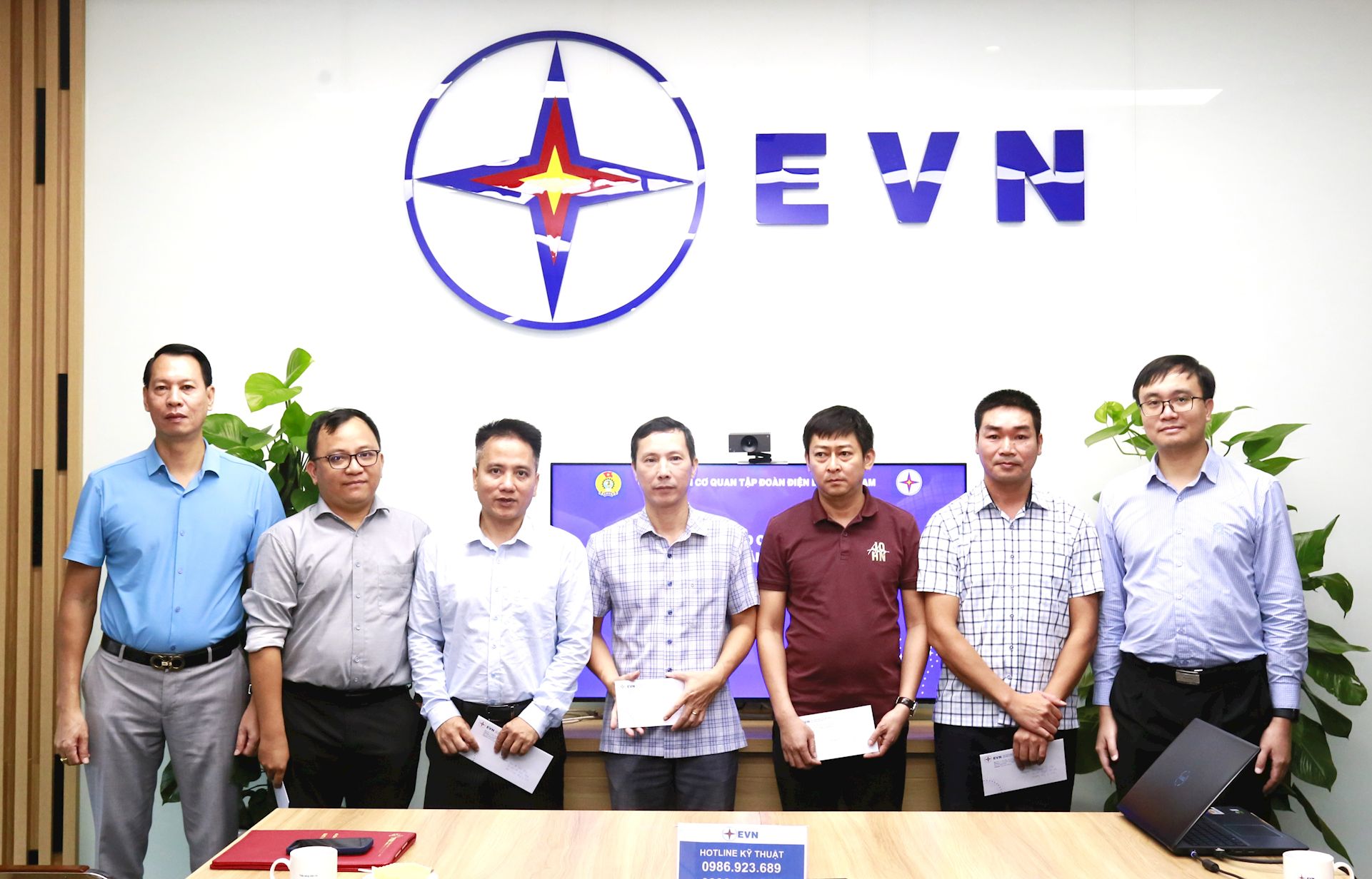 Công đoàn Cơ quan EVN trao quà hỗ trợ con CBCNV có hoàn cảnh đặc biệt nhân dịp năm học mới 1
