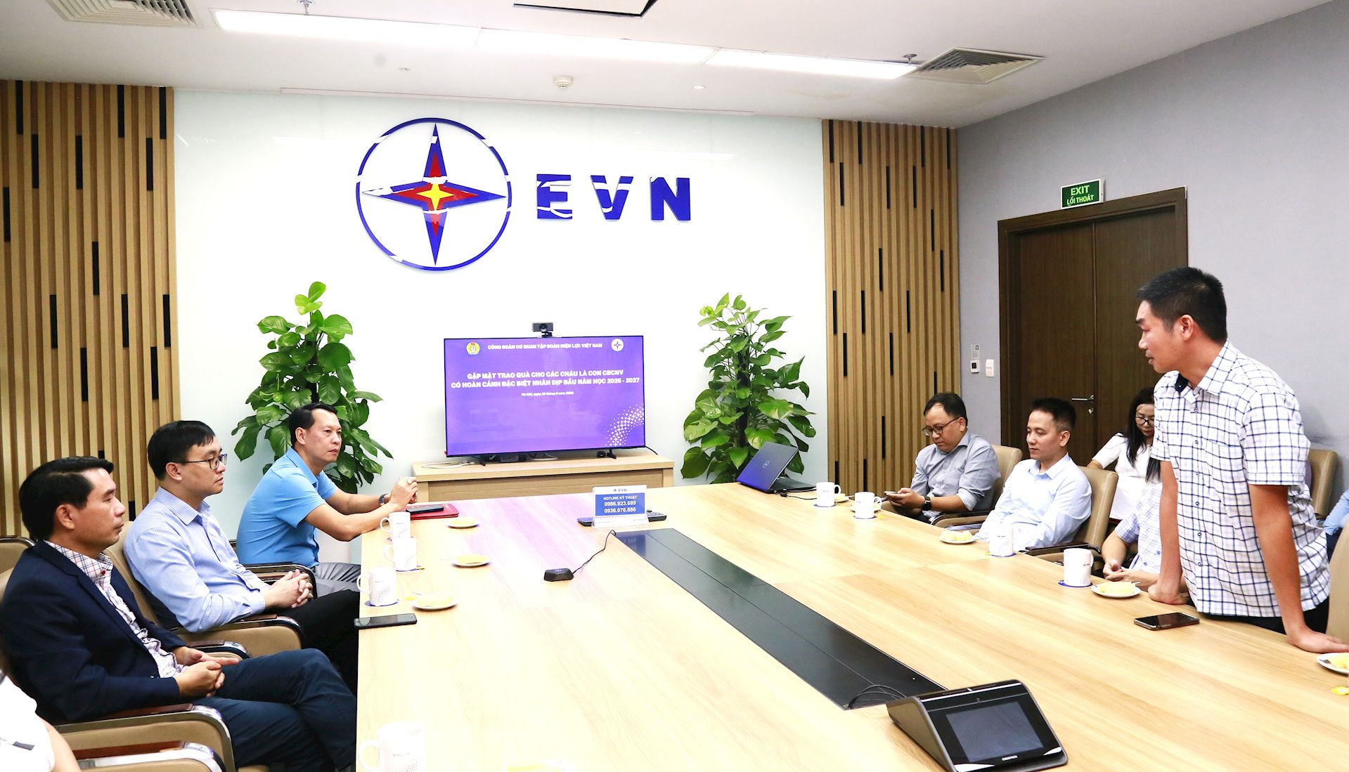 Công đoàn Cơ quan EVN trao quà hỗ trợ con CBCNV có hoàn cảnh đặc biệt nhân dịp năm học mới 2