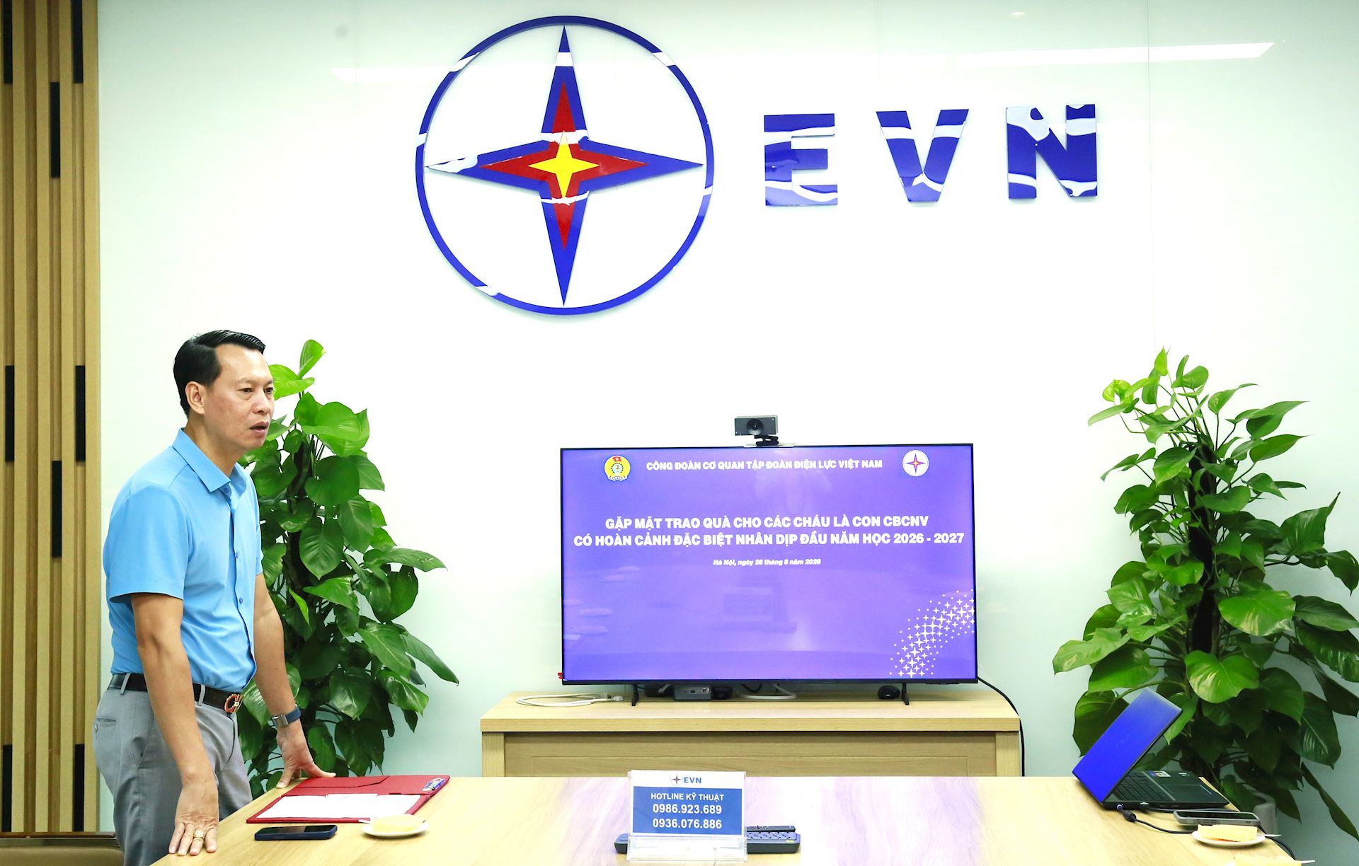 Công đoàn Cơ quan EVN trao quà hỗ trợ con CBCNV có hoàn cảnh đặc biệt nhân dịp năm học mới