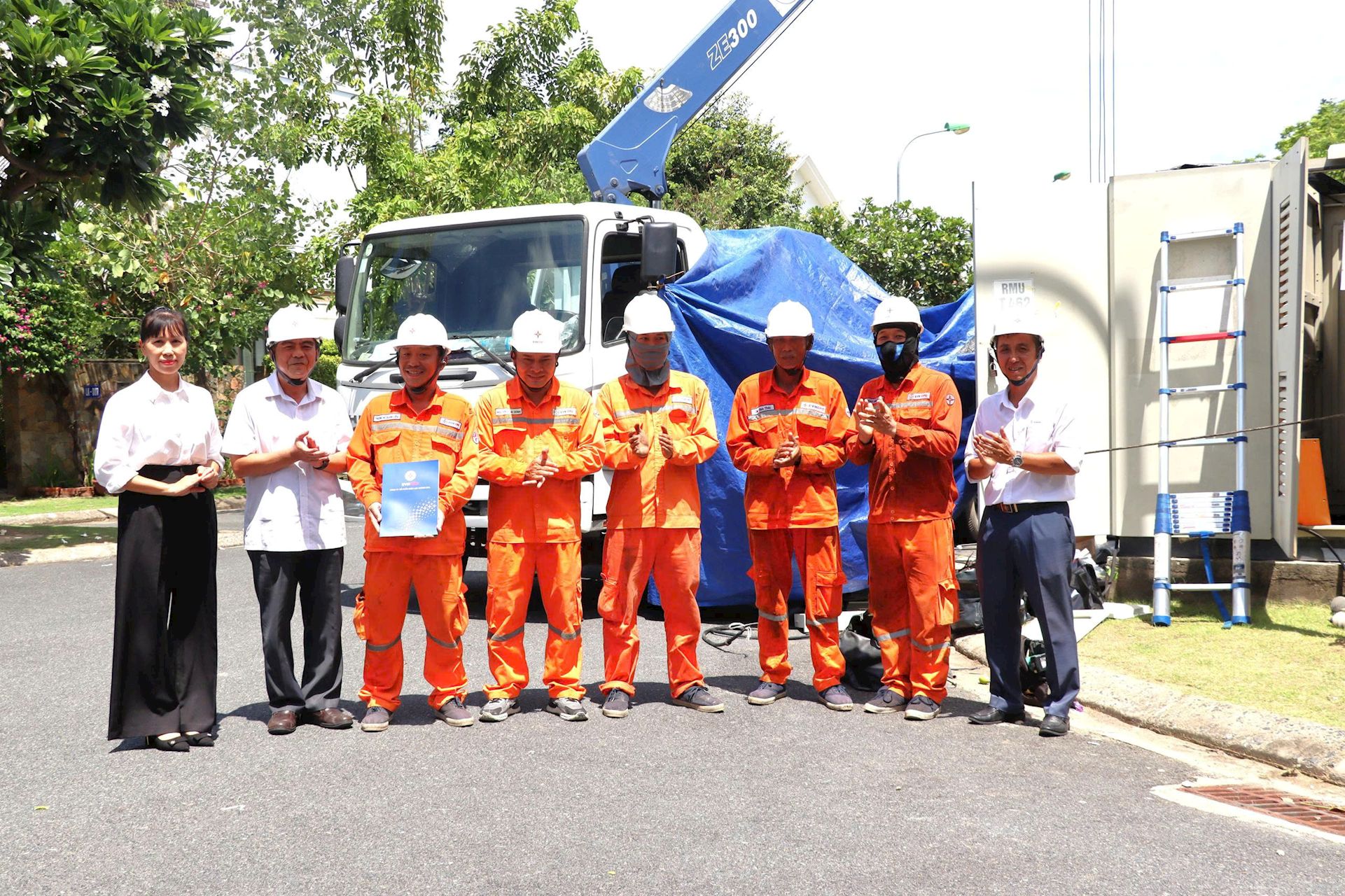 Công đoàn Công ty Cổ phần Điện lực Khánh Hòa thăm hỏi công nhân thi công ngoài hiện trường