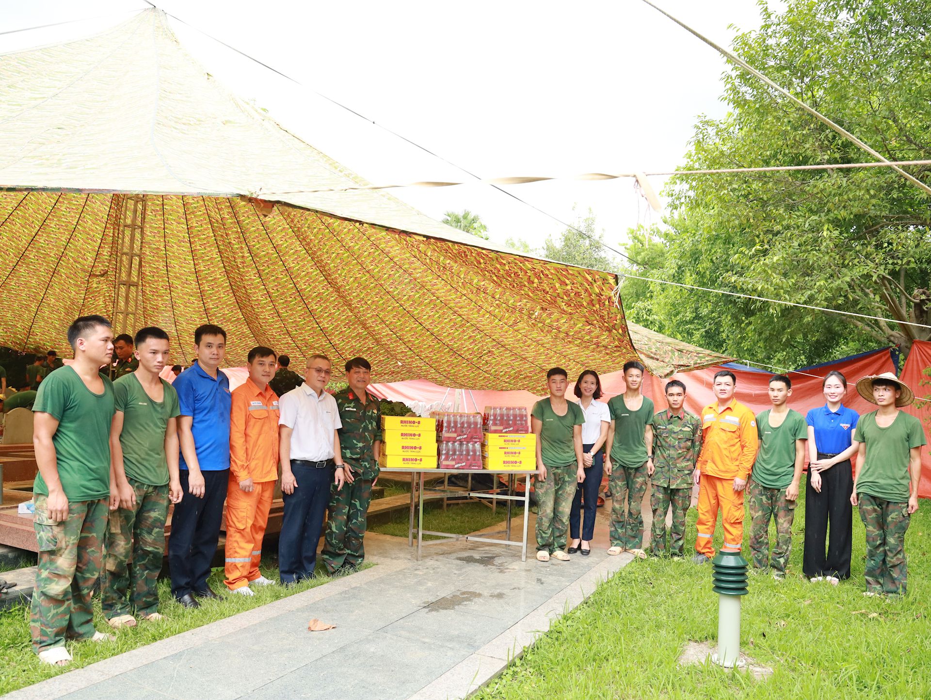 Công đoàn Công ty Điện lực Điện Biên thăm, tặng quà lực lượng làm nhiệm vụ tại Nghĩa trang Liệt sĩ Quốc gia A1 1